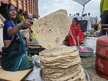 एका चपातीत वारकरी फुल्ल! पंढरीच्या वारीतील जम्बो चपाती पाहिली का? एका चपातीत वारकरी फुल्ल! पंढरीच्या वारीतील जम्बो चपाती पाहिली का?
