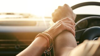 कारमध्येच घडलं भयंकर (प्रतिकात्मक फोटो) कारमध्येच घडलं भयंकर (प्रतिकात्मक फोटो)