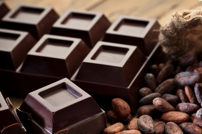 तणाव कमी करते : डार्क चॉकलेट तणाव कमी करण्यास मदत करते. अतिरिक्त तणावामुळे पुरुषांच्या प्रजनन क्षमतेवर परिणाम होतो. डार्क चॉकलेटमध्ये असलेले कोको फ्लेवोनाॅइड्स तणाव हार्मोन कोर्टिसोल लेव्हल कमी करण्यास मदत करते.