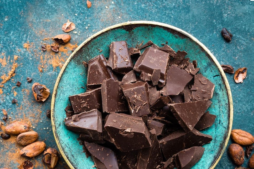 टेस्टोस्टेरोन लेवल वाढणे : काही अभ्यासातून समोर आले आहे की डार्क चॉकलेट टेस्टोस्टेरोन लेव्हल वाढवण्यासाठी मदत करते. टेस्टोस्टेरोन एक पुरुष हार्मोन असतो जो लैंगिक इच्छा, स्नायूंची वाढ आणि प्रजनन क्षमता यासह अनेक कार्यांमध्ये महत्त्वाची भूमिका बजावते.