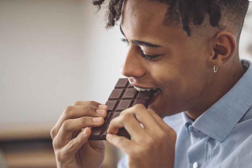 अँटी ऑक्सिडंटने भरपूर : डार्क चॉकलेटमध्ये भरपूर प्रमाणात अँटिऑक्सिडंट असतात जे फ्री रॅडिकल्समुळे होणाऱ्या नुकसानापासून संरक्षण करण्यास मदत करतात. फ्री रॅडिकल्स पेशींना हानी पोहोचवू शकतात आणि डीएनए खराब करू शकतात, ज्यामुळे प्रजनन क्षमता कमी होऊ शकते.