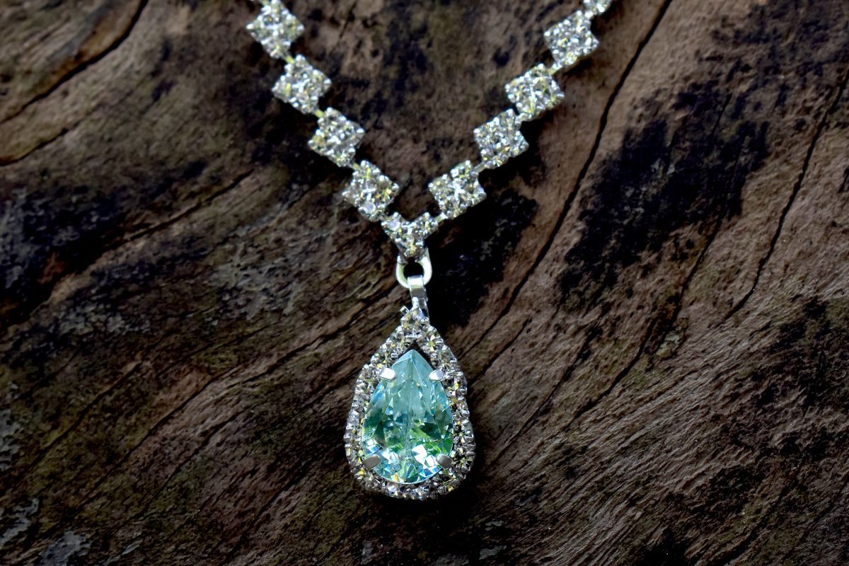 कूड़े के ढेर में मिला कीमती हीरे का हार; आगे क्या हुआ…जानकर आप चौंक जाएंगे कूड़े के ढेर में मिला कीमती हीरे का हार; आगे क्या हुआ…जानकर आप चौंक जाएंगे