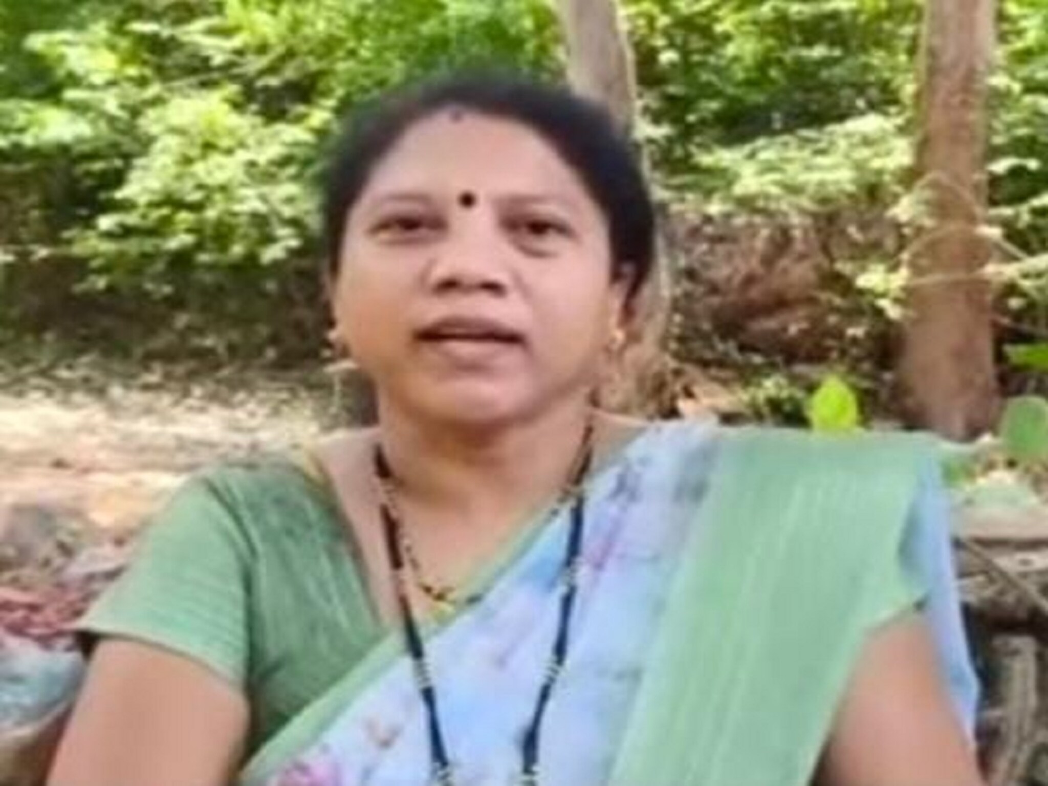 लाडकी बहीण योजनेसाठी दाखला आणायला गेला, तरुणाला सरपंचाने लगावली कानशिलात