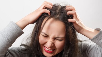 पावसात भिजल्यामुळे केसांना खाज येते? ट्राय करा 'हे' घरगुती उपाय पावसात भिजल्यामुळे केसांना खाज येते? ट्राय करा 'हे' घरगुती उपाय