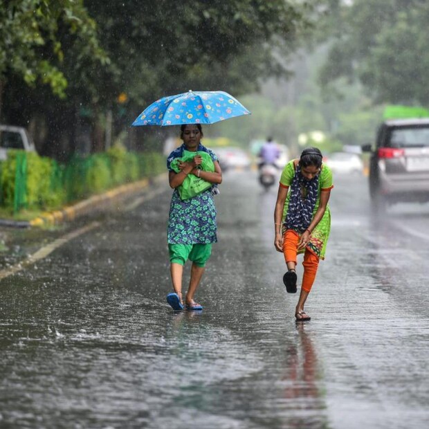 कोकणातील जिल्ह्यांमध्ये पुढील काही तास अतिमुसळधार पावसाचा इशारा देण्यात आला असून हवामान विभागाने या भागात रेड अलर्ट जारी केला आहे. धोक्याचा इशारा देण्यात आल्याने नागरिकांनी कामाशिवाय घराबाहेर पडणं टाळावं