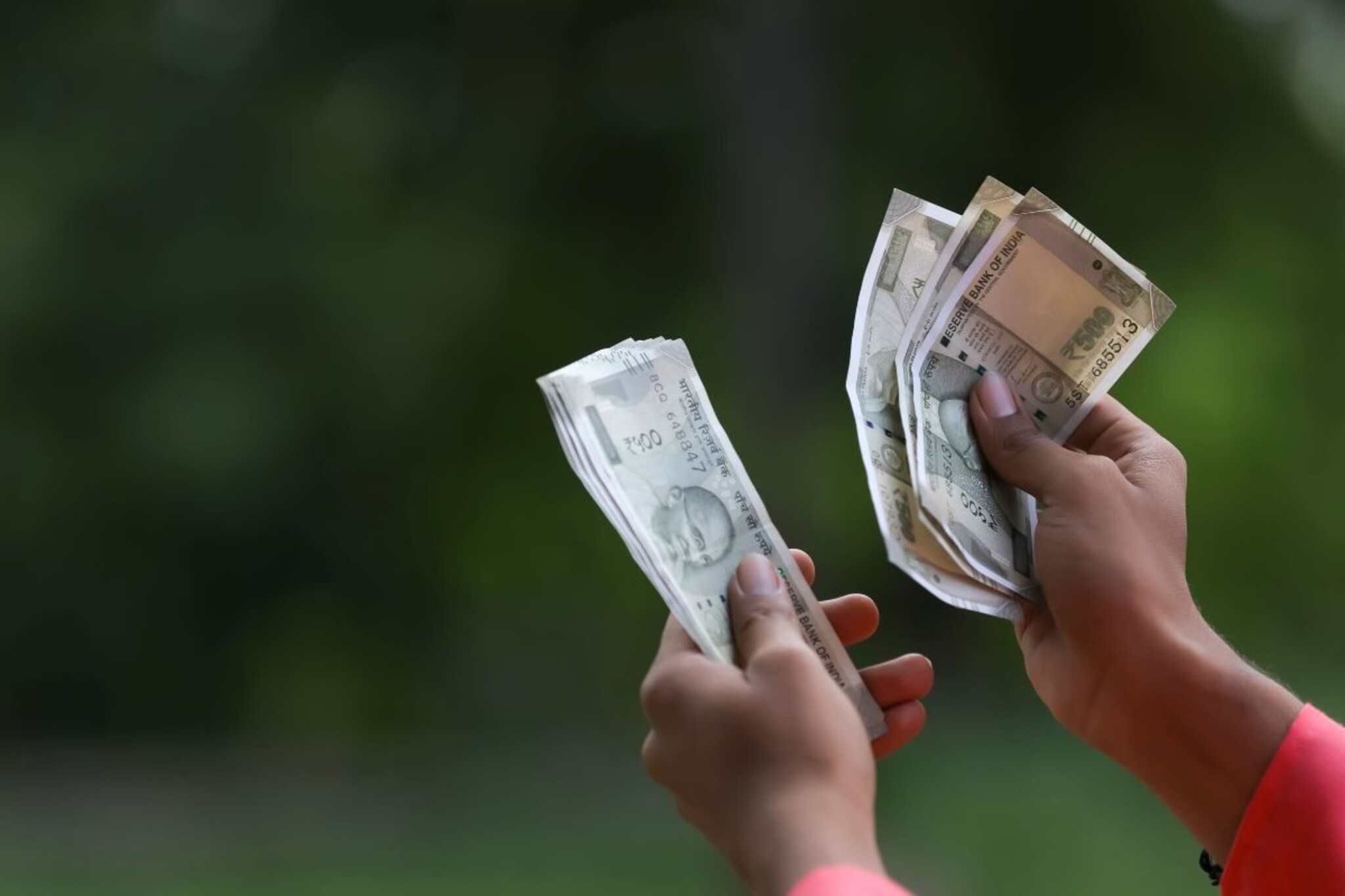 गुरुवार भाग्याचा! या राशींना मिळणार डबल खुशखबर; सरकारी योजनेचा लाभ