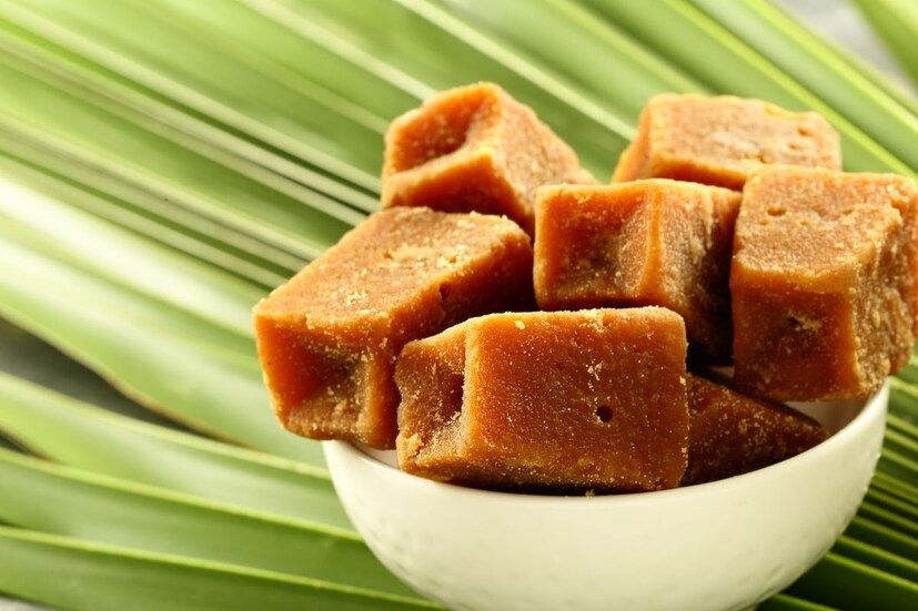 उसाच्या रसापासून तयार झालेला गूळ : उसाच्या रसापासून तयार झालेला गूळ हा खूप कॉमन असून ती प्रत्येक मार्केटमध्ये उपलब्ध असतो. उसाच्या रसाला उकळून त्यापासून गूळ तयार केला जातो. बाजारात तुम्हाला गुळाची ढेप, पावडर आणि ग्रॅन्यूल्स मिळतात. याचा रंग डार्क ब्राऊन असतो. उसाची क्वालिटी आणि प्रोसेसिंगवर गुळाचा रंग अवलंबून असतो. या गुळात अनेक पोषकतत्व असतात ज्यामुळे ब्लड सर्कुलेशन सुधारते. हाडं मजबूत होतात आणि शरीरातील एलेक्ट्रोलाइट बॅलेन्स आणि मेंटेन राहतात.