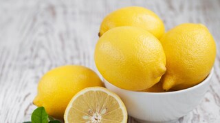 लिंबासोबत चुकूनही खाऊ नका 'हे' 4 पदार्थ; पोटात तयार होईल विष! नको ते दुखणं येईल