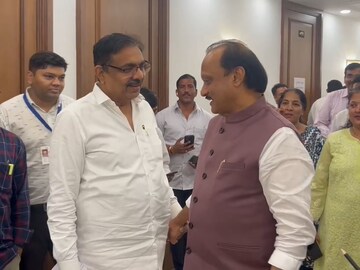जयंत पाटील आणि अजितदादा भेटले, नेमकं काय बोलले? विधानभवनात VIDEO व्हायरल
 जयंत पाटील आणि अजितदादा भेटले, नेमकं काय बोलले? विधानभवनात VIDEO व्हायरल