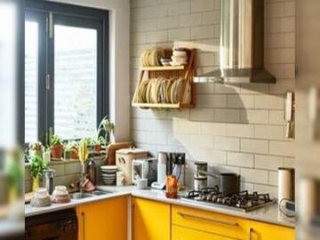 संकटांचे मूळ कारण! किचनमधील या 4 गोष्टी पूर्णपणे संपणे अशुभ, असा वाढतो त्रास