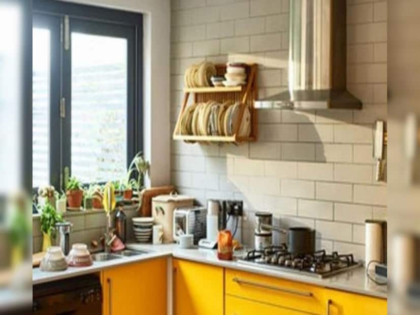 ज्योतिषांच्या मते, घरात आनंदी वातावरण कायम हवे असेल तर स्वयंपाकघरातील काही गोष्टी संपू देऊ नये. या गोष्टींचा जीवनाशी काय संबंध? ज्योतिषी ऋषिकांत मिश्रा शास्त्री यांनी याविषयी न्यूज 18 मराठीला माहिती दिली आहे. ज्योतिषांच्या मते, घरात आनंदी वातावरण कायम हवे असेल तर स्वयंपाकघरातील काही गोष्टी संपू देऊ नये. या गोष्टींचा जीवनाशी काय संबंध? ज्योतिषी ऋषिकांत मिश्रा शास्त्री यांनी याविषयी न्यूज 18 मराठीला माहिती दिली आहे.