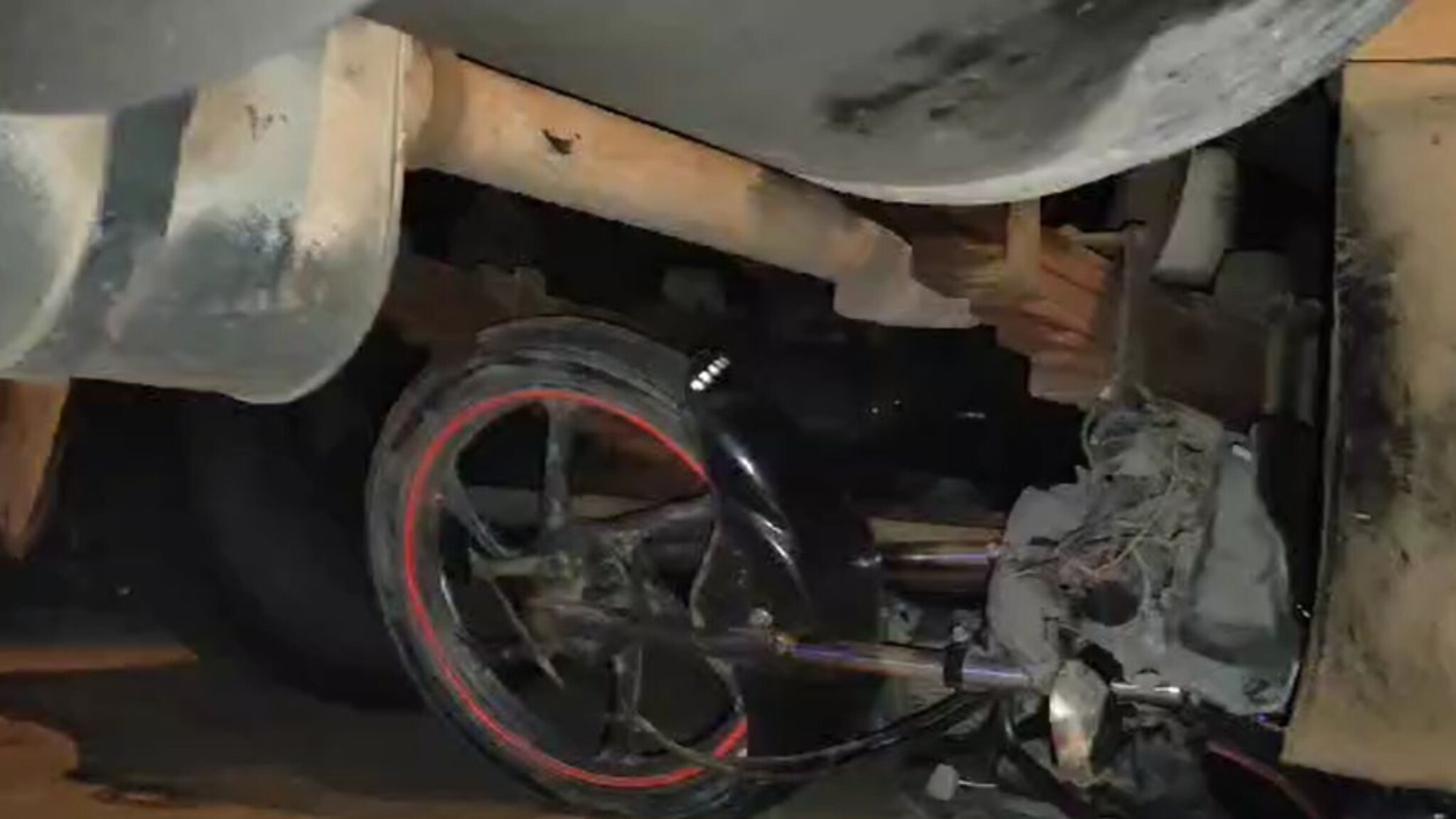 देवा इतका क्रूरपणा का? तो चाकात अडकला अन् 2 किमी फरफटत गेला, शरीराचे 2 तुकडे