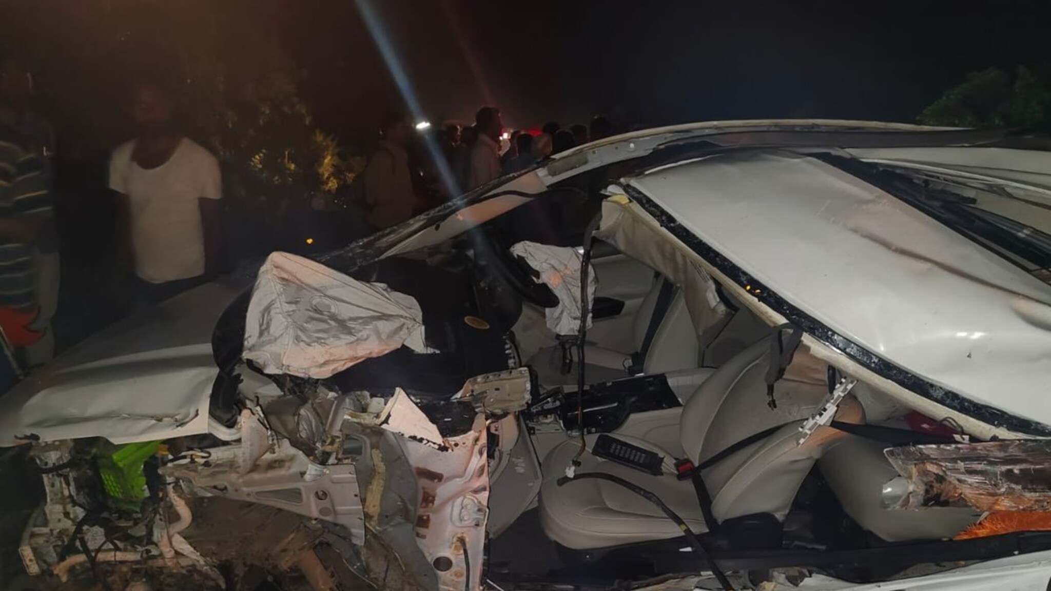 Tata च्या 5 स्टार कारचा भीषण अपघात, गाडीचा झाला भुगा, जागेवरच 2 जण गेले!