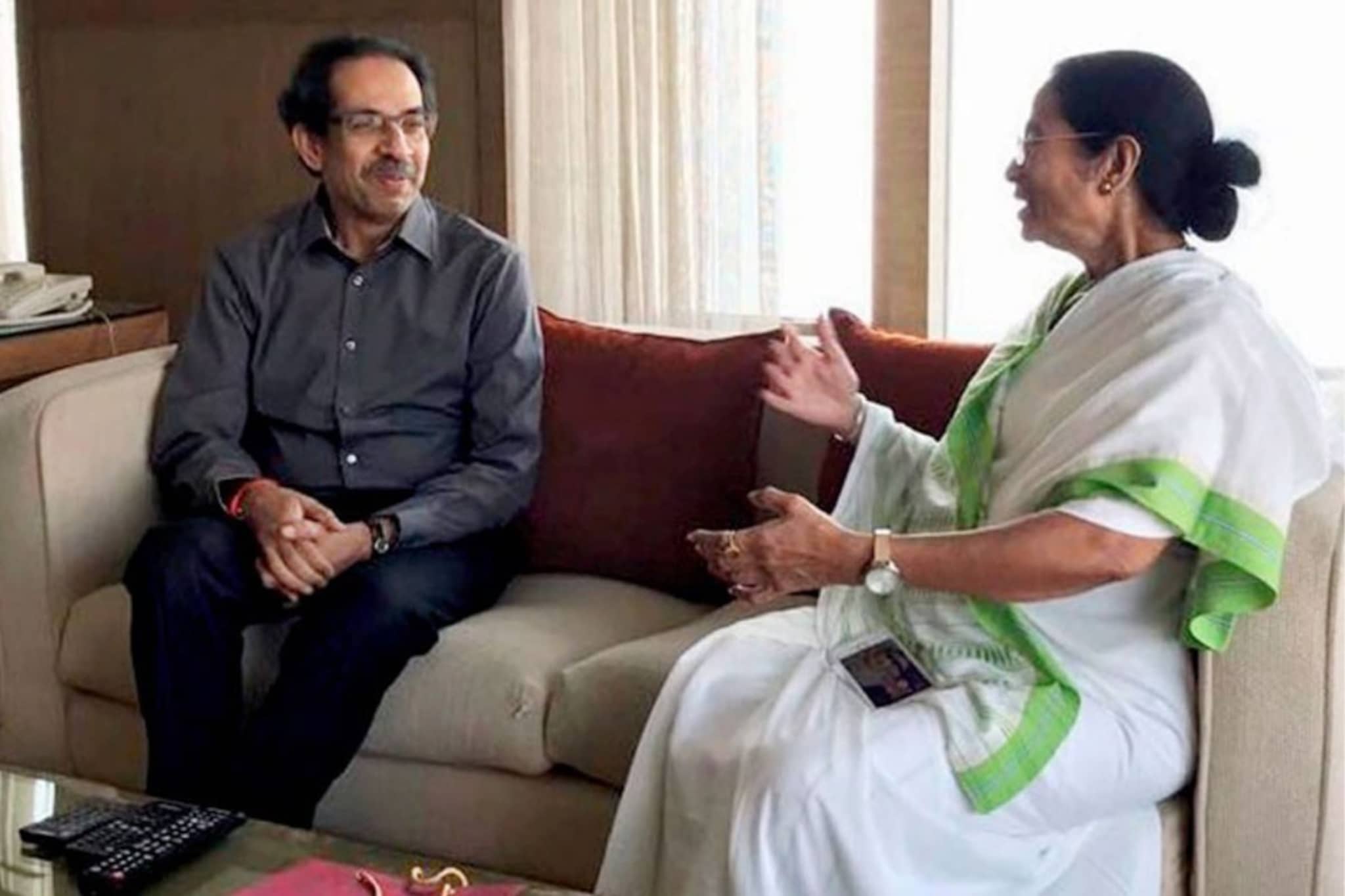 उद्धव ठाकरे आणि मुख्यमंत्री बॅनर्जी यांची भेट; ममतांनी जाहीर केली भूमिका