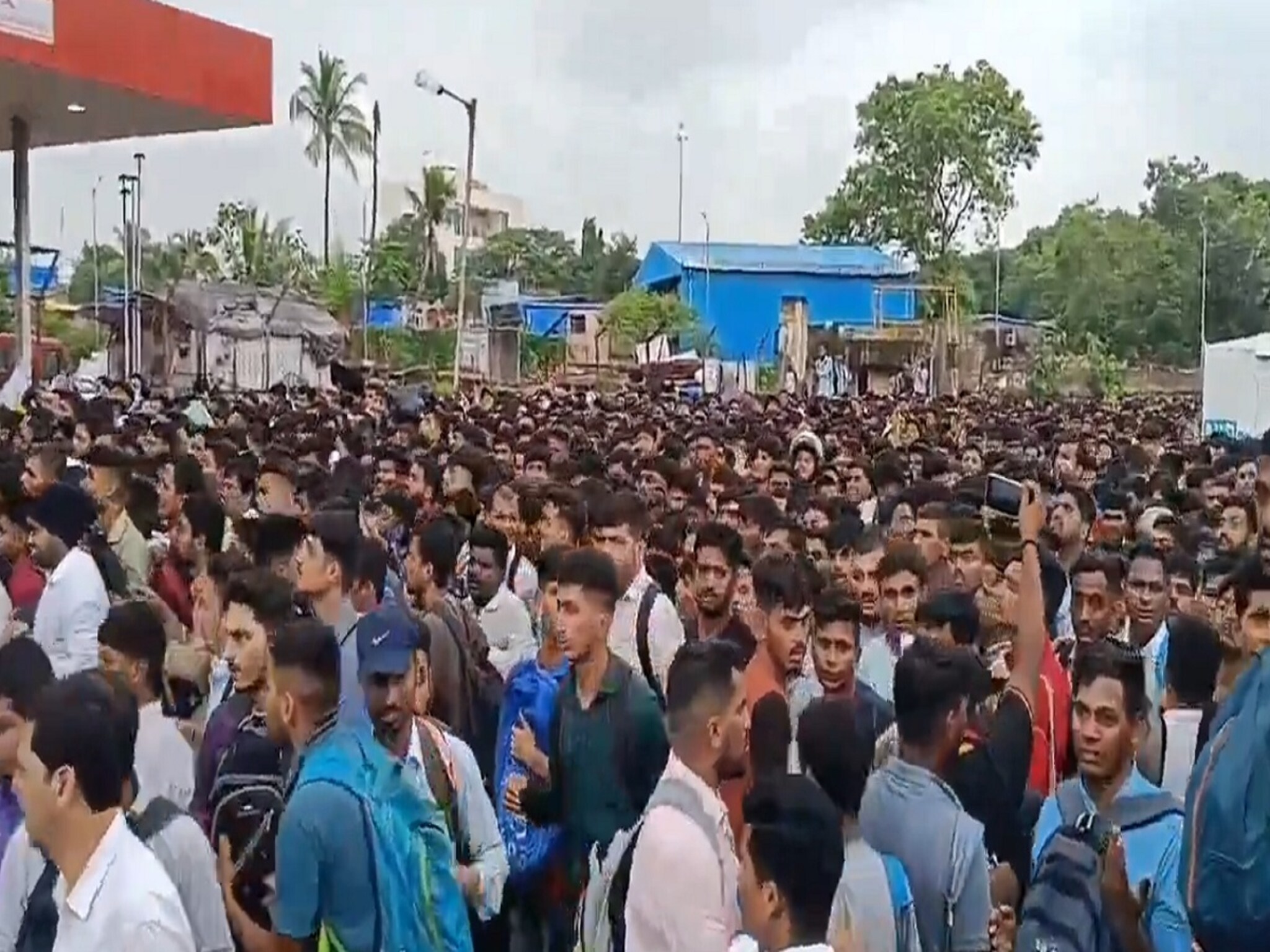 एअर इंडियात 600 जागांसाठी पोहोचले 25 हजार जण; चेंगराचेंगरीची स्थिती पाहून मुलाखत रद्द, VIDEO VIRAL