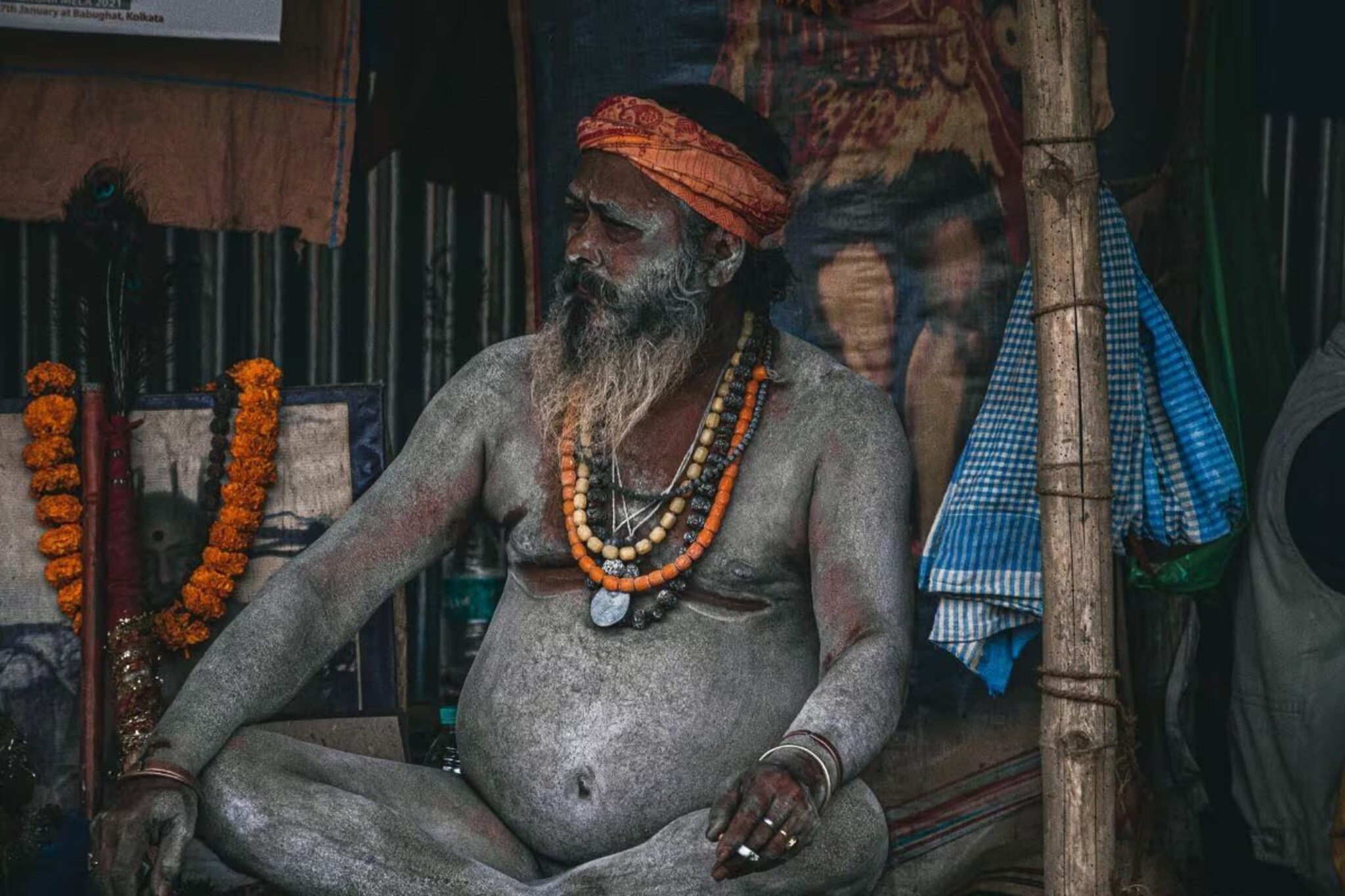 नागा साधू कपडे का घालत नाहीत? नग्न राहण्यामागचं कारण काय?