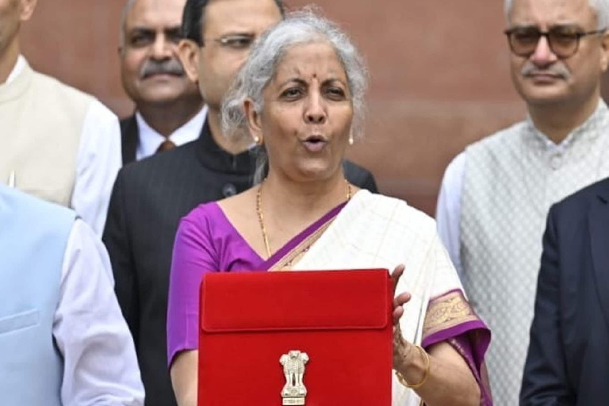 अर्थसंकल्पात सामान्यांना मोठा दिलासा, जाणून घ्या काय स्वस्त, काय महाग?