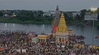 चंद्रभागेच्या तीरावर वैष्णवांचा मेळा चंद्रभागेच्या तीरावर वैष्णवांचा मेळा