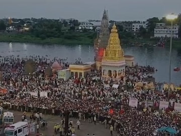 चंद्रभागेच्या तीरावर वैष्णवांचा मेळा चंद्रभागेच्या तीरावर वैष्णवांचा मेळा