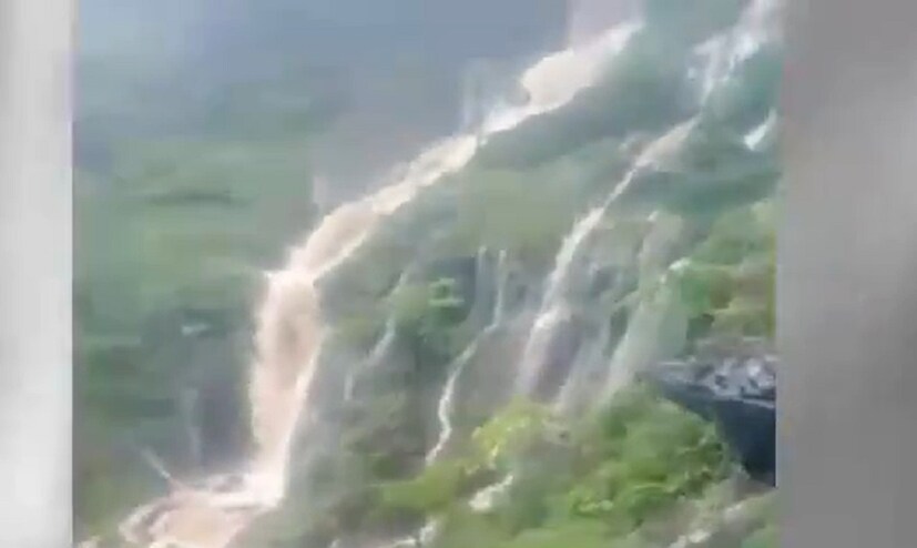 रायगडावरून पाण्याचे मोठे प्रवाह वाहत असलेले व्हिडीओ व्हायरल होत आहेत. दरम्यान, आता कोणतीही दुर्घटना घडू नये यासाठी प्रशासनाने खबरदारी म्हणून रायगड किल्ला पर्यटनासाठी बंद केला आहे.