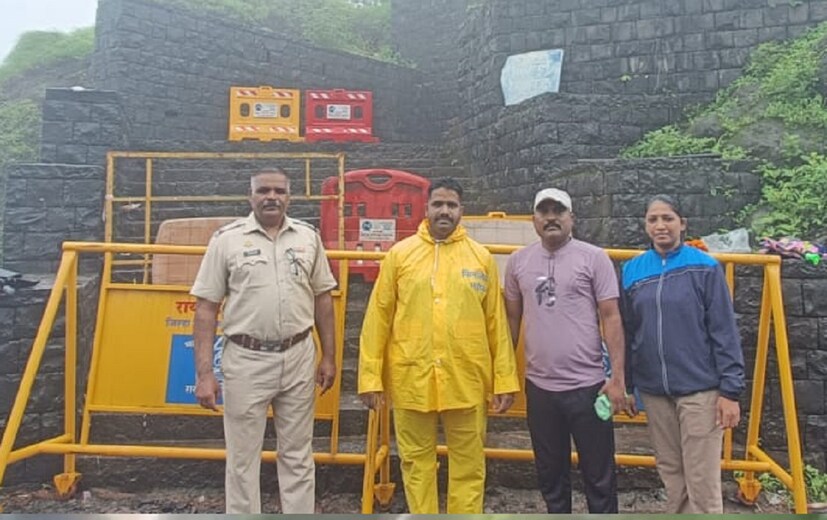 रायगड किल्ल्यावर पायी जाणारा चित्त दरवाजा व नाणे दरवाजा मार्ग बॅरीकेटिंग करून बंद करण्यात आला आहे. पोलीस बंदोबस्त नेमण्यात आला आहे.