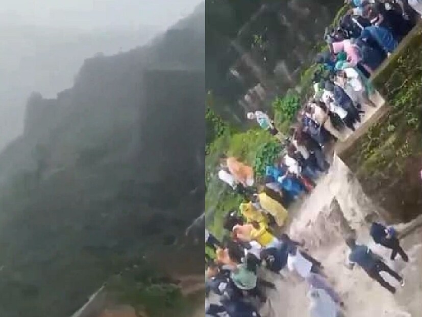 गेल्या दोन दिवसांपासून कोकणासह रायगड जिल्ह्याला मुसळधार पावसाने झोडपले आहे. अनेक ठिकाणी ढगफुटी परिस्थीत निर्माण झालीय. गेल्या दोन दिवसांपासून कोकणासह रायगड जिल्ह्याला मुसळधार पावसाने झोडपले आहे. अनेक ठिकाणी ढगफुटी परिस्थीत निर्माण झालीय.