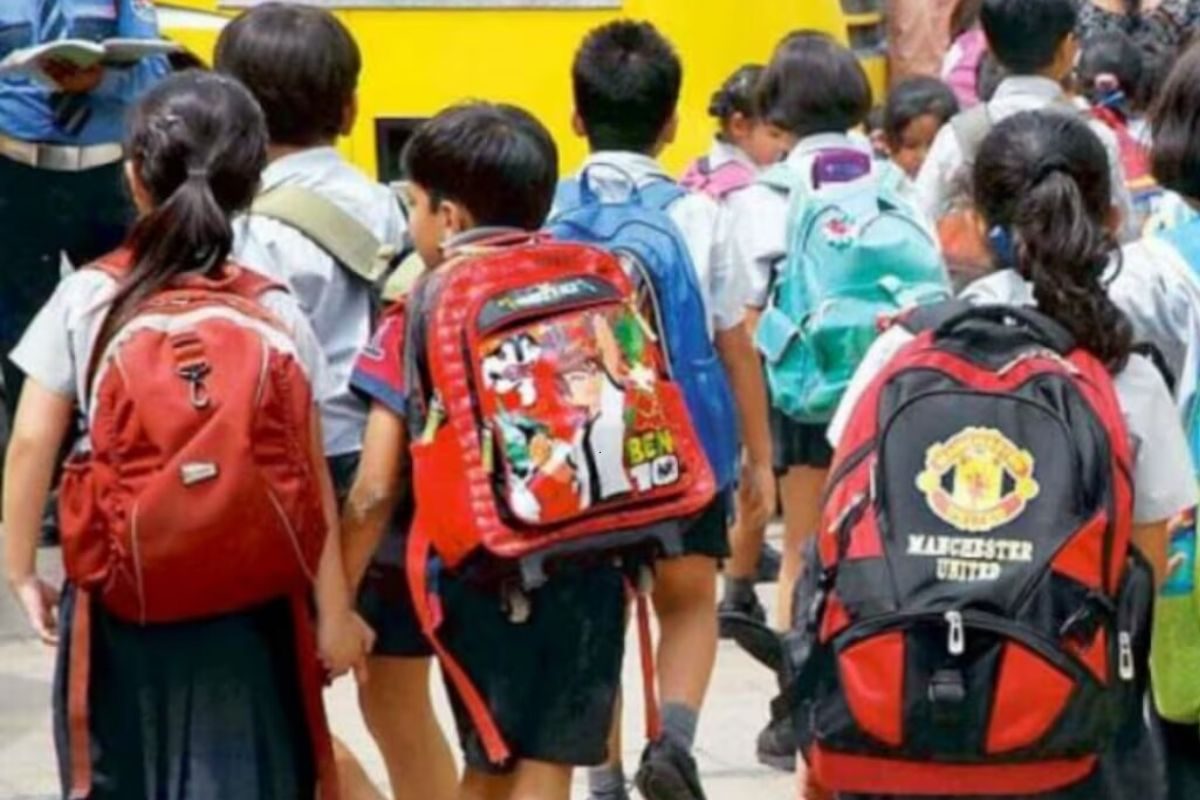 वह लड़का जो अपनी बहन के साथ स्कूल गया था, कभी घर नहीं आया; जैसे ही लड़की से पूछा गया तो जवाब सुनकर परिजनों के पसीने छूट गए वह लड़का जो अपनी बहन के साथ स्कूल गया था, कभी घर नहीं आया; जैसे ही लड़की से पूछा गया तो जवाब सुनकर परिजनों के पसीने छूट गए