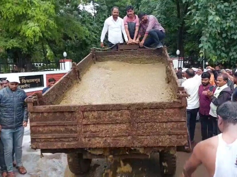 ट्रॅक्टर मार्चमुळे संगमनेर शहरात वाहतूक वळवण्यात आली. मोर्चा सांभाळताना पोलीस प्रशासनाचीही दमछाक झाली. शेतकऱ्यांनी दुग्ध विकास मंत्री राधाकृष्ण विखे पाटील यांच्या विरोधात जोरदार घोषणाबाजी केली.