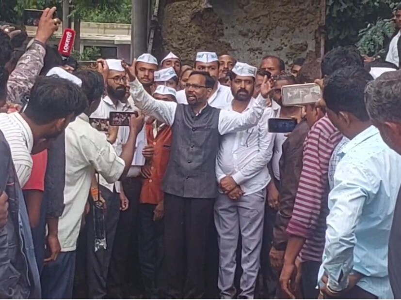 प्रांत कार्यालयासमोर निघालेला मोर्चा पोलिसांनी संगमनेर येथील शासकीय विश्रामगृहासमोर अडवला. शेकडो ट्रॅक्टरसह शेतकरी आंदोलनात सहभागी झालेले पाहायला मिळाले.