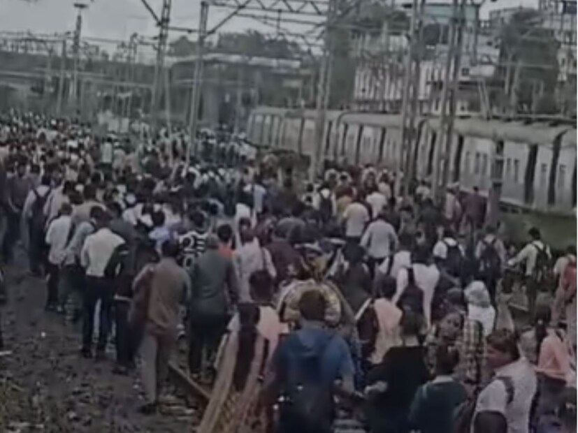 सीएसएमटीकडे जाणारी वाहतूक उशिराने सुरू आहे. वायरवरील बांबू हटवण्याचे प्रयत्न सुरू आहेत