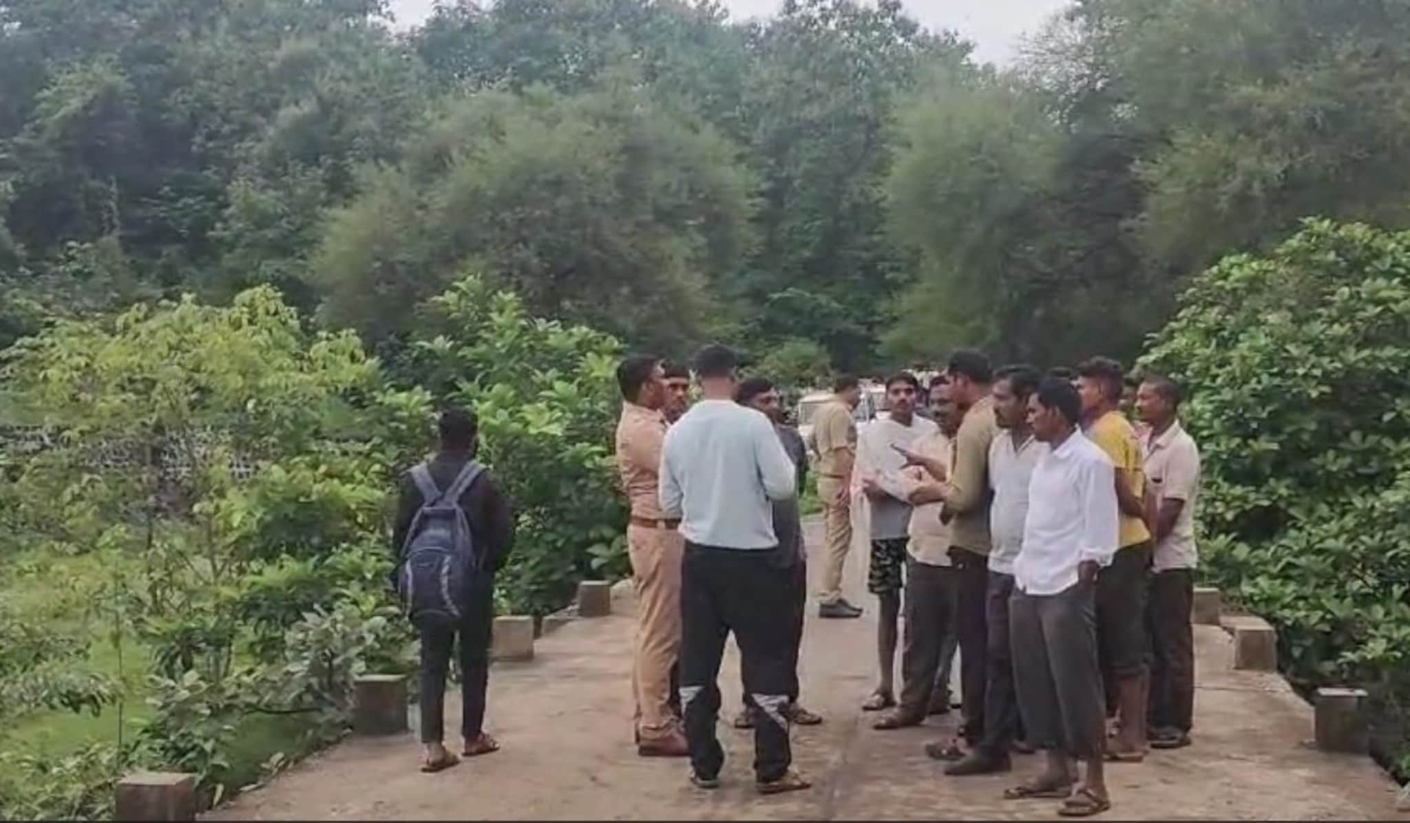 VIDEO| वर्ध्यातील कार प्रकल्प ओव्हरफ्लो, पुराच्या पाण्यात तरुण गेला वाहून