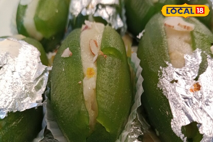 सर्वात आधी पडवळची साल काढून घ्यायची. मग आतल्या सर्व बिया काढायच्या. गॅसवर पाणी ठेवून त्यात फक्त भाजीचा गर उकळवत ठेवायचा. आता साखरेच्या पाकात हे पडवळ शिजू द्या.