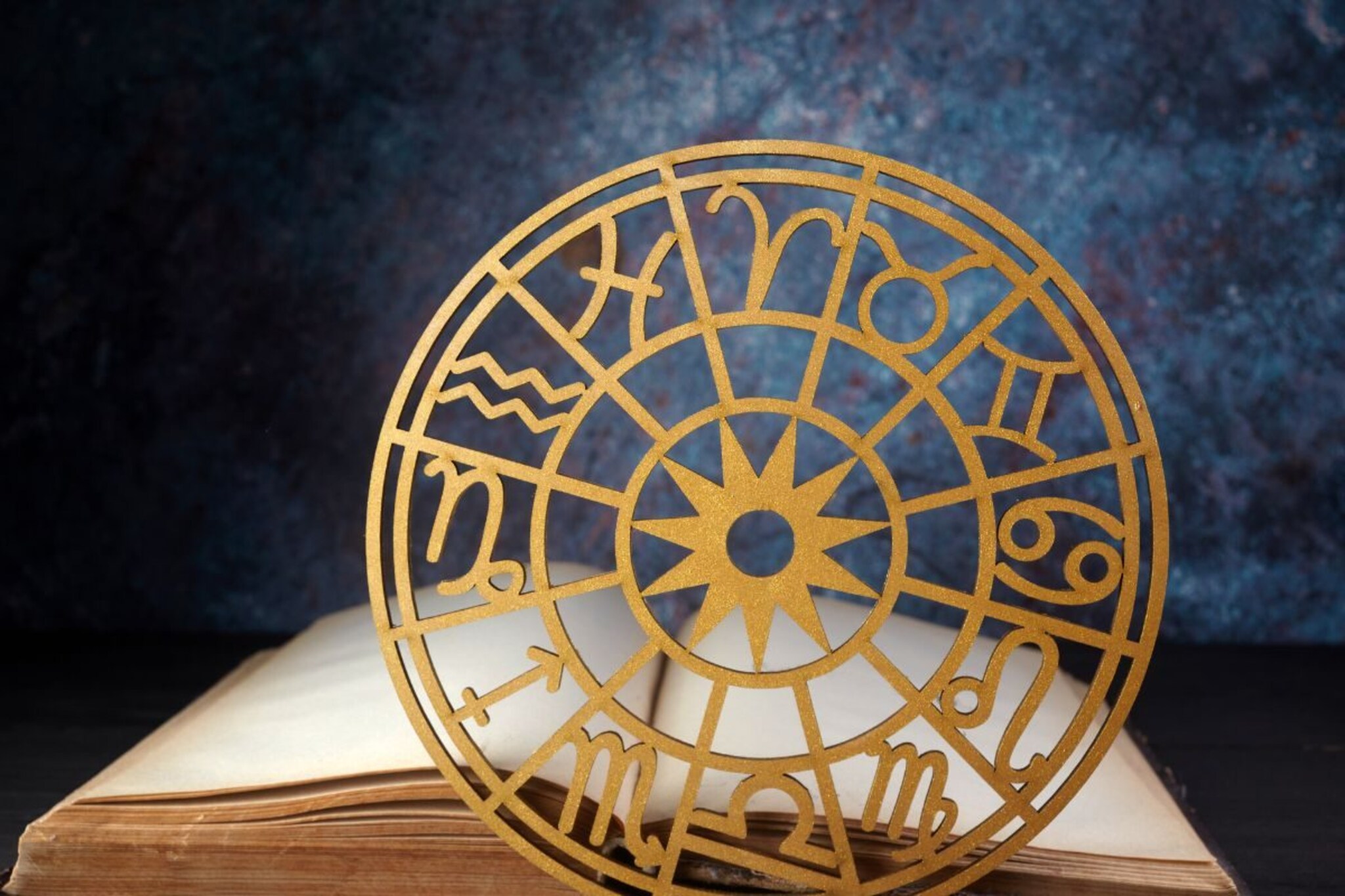 गरिबीत गेलं इतकं आयुष्य! आता या राशींचे नशीब उजळणार; गुरू-शुक्राकडून खुशखबर-पैसा