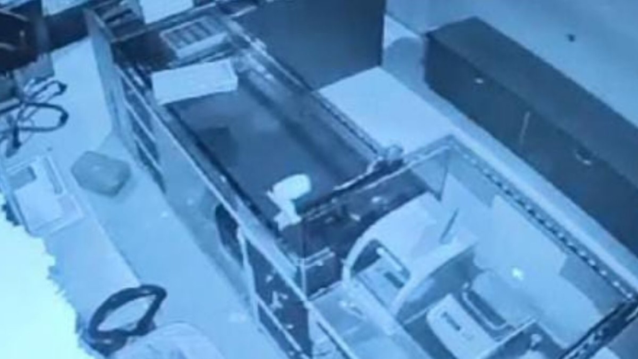 बुलढाणा : रात्री बंद केलेलं दुकानाचं शटर अचानक उघडलं; CCTV पाहून हादरला मालक