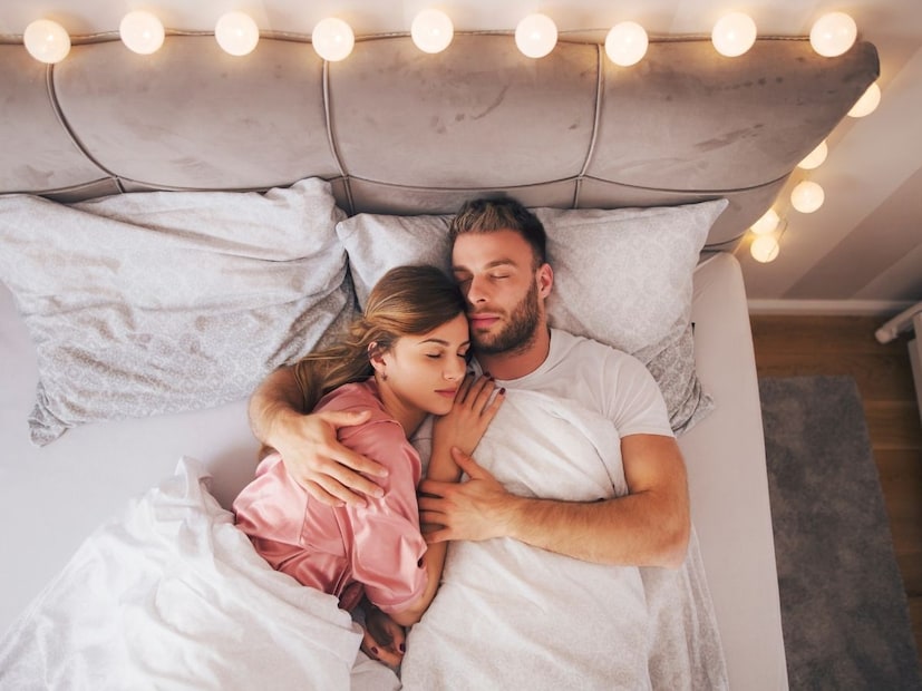 पती-पत्नी एकत्र झोपतात. पण ते कसे झोपतात, त्यांची झोपण्याची स्थितीही महत्त्वाची आहे. वास्तूशास्त्रात पती-पत्नीच्या झोपण्याबाबतही नियम आहेत. पती-पत्नीं झोपताना चूक केली तर त्याचे परिणाम त्यांना भोगावे लागतात. पती-पत्नी एकत्र झोपतात. पण ते कसे झोपतात, त्यांची झोपण्याची स्थितीही महत्त्वाची आहे. वास्तूशास्त्रात पती-पत्नीच्या झोपण्याबाबतही नियम आहेत. पती-पत्नीं झोपताना चूक केली तर त्याचे परिणाम त्यांना भोगावे लागतात.