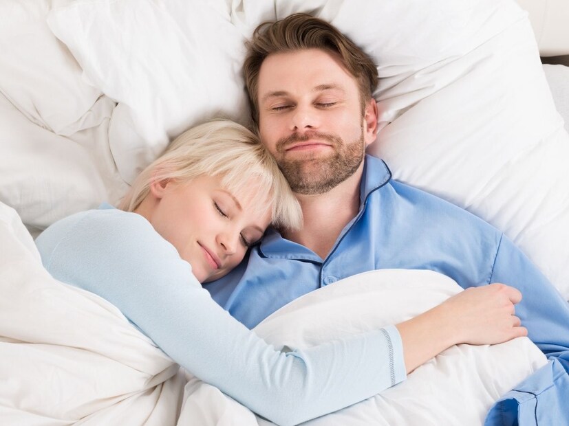 आताही प्रत्येक शुभ कार्यात पत्नी पतीच्या डाव्या बाजूला बसते. मग झोपताना पत्नीनं पतीच्या कोणत्या बाजूला झोपावं याचा तुम्ही कधी विचार केला आहे का? वास्तुशास्त्रामध्ये पती-पत्नीच्या झोपण्याची योग्य दिशा आणि पद्धत सांगितली आहे. 