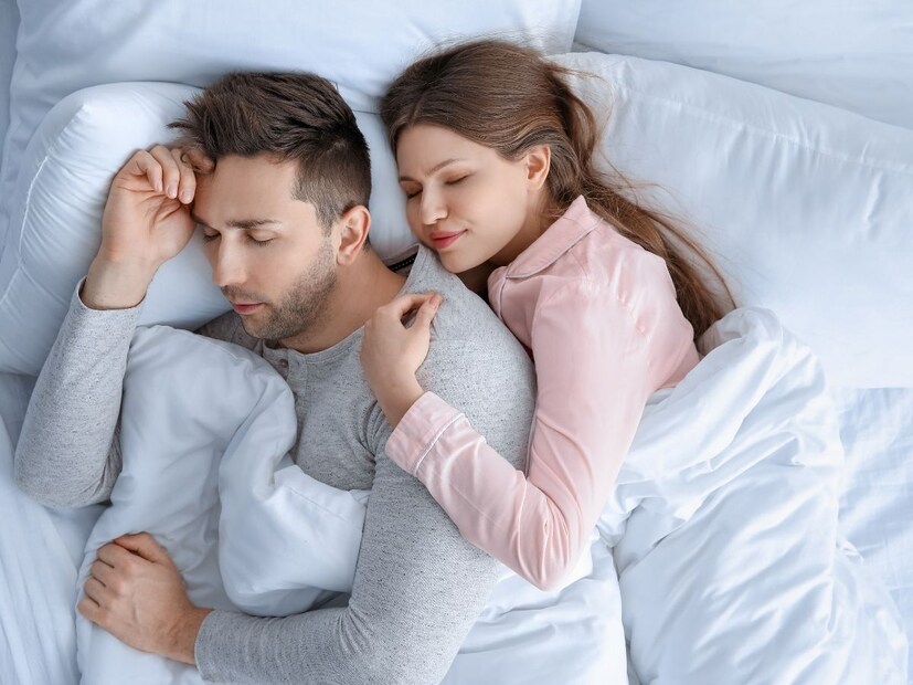 पत्नीने पतीच्या डाव्या बाजूला झोपणं शुभ असतं. पत्नी पतीच्या डाव्या बाजूला झोपल्याने वैवाहिक आयुष्य आनंदी राहतं. सुखसमृद्धी वाढते. त्नी पतीच्या डाव्या बाजूला झोपल्यानं पतीला खूप फायदा होतो. तो दीर्घायुषी, निरोगी राहतो. त्याचं नशीब त्याला साथ देतं.