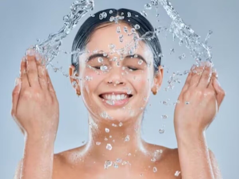 क्लिन्झर किंवा फेस वॉश चेहऱ्यावर 30 सेकंद चोळता येते. मग चेहरा पाण्याने धुवा आणि स्वच्छ करा. टॉवेल वापरणं टाळा आणि स्वच्छ कापडाने चेहरा स्वच्छ करा. चेहरा टॉवेलने घासून पुसू नका. 
