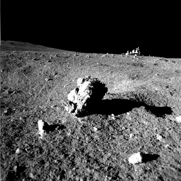 चांद्रयान 3 च्या लँडिंगच्या वर्धापनदिनी ISRO ने चांद्रयान 3 च्या  विक्रम लँडर आणि प्रज्ञान रोव्हरने टिपलेले हजारो फोटो शेअर केले आहेत. विक्रमवर लँडर इमेजर (LI) आणि रोव्हर इमेजर (RI) ने घेतलेल्या प्रतिमा.