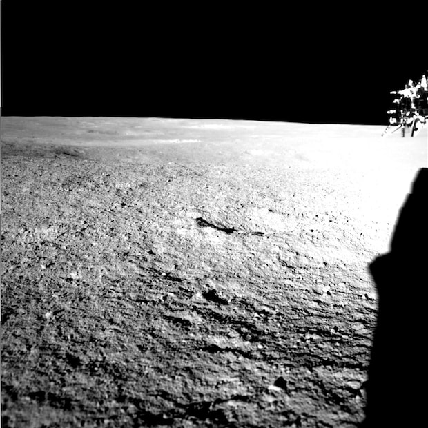 या फोटोंमधून 23 ऑगस्ट 2023 रोजी भारताने चंद्राच्या दक्षिण ध्रुवाजवळ सॉफ्ट लँडिंग पूर्ण करण्यापूर्वीच्या शेवटच्या क्षणांची साक्ष देत आहेत. या फोटोंमधून चंद्रावर लँडिंग होताना स्पेसक्राफ्ट कशाप्रकारे चंद्राजवळून जात होतं हे दिसत आहे.  चंद्राच्या दक्षिण ध्रुवीय भागात अंतिम लँडिंग करण्यासाठी चांद्रयान-3 चे स्थान निश्चित करण्यासाठी हा टप्पा महत्त्वाचा होता.