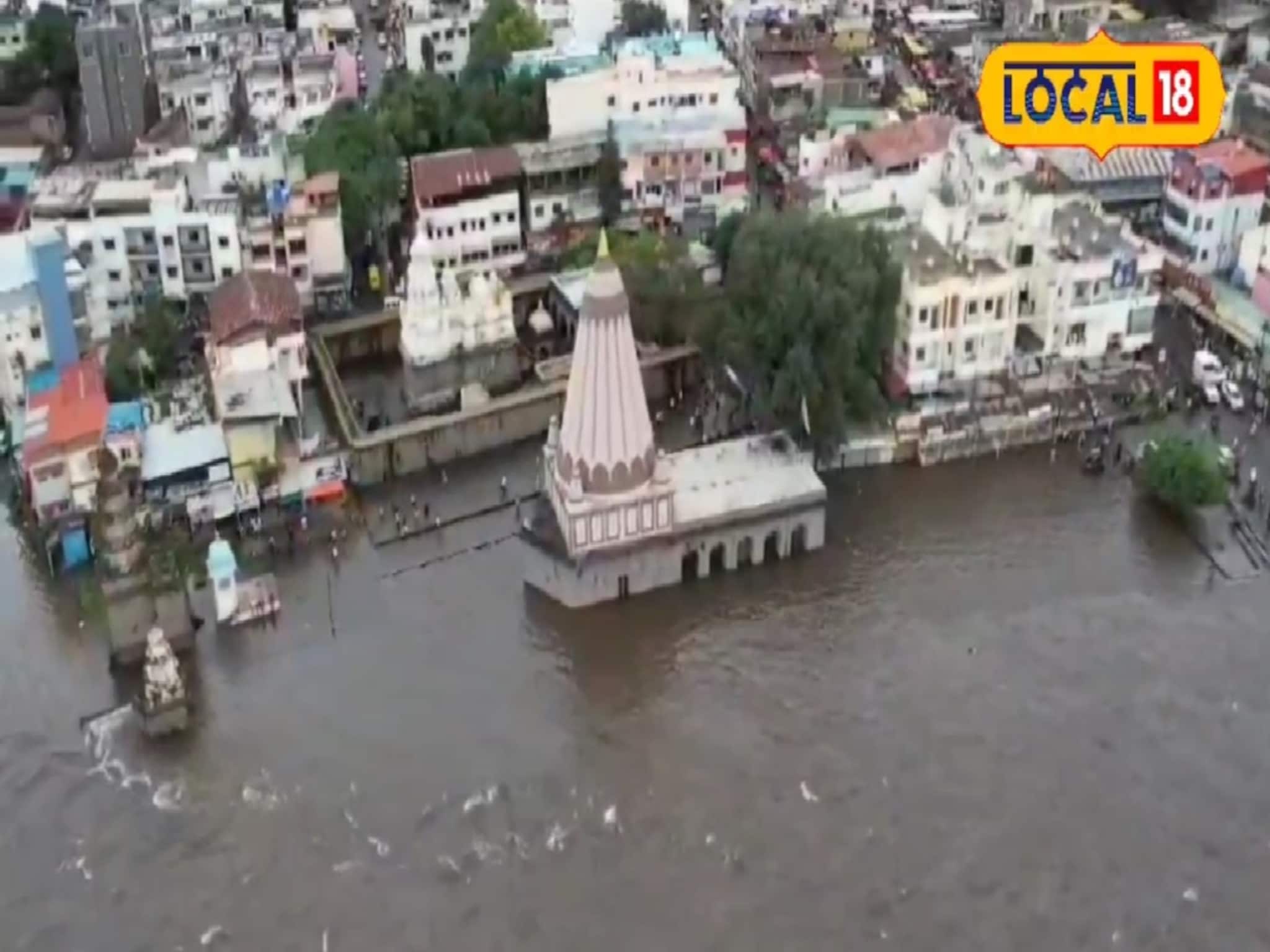 पावसाचा तडाखा, कृष्णेच्या पुराचा वेढा; तरी जागचं हललं नाही बाप्पाचं मंदिर!