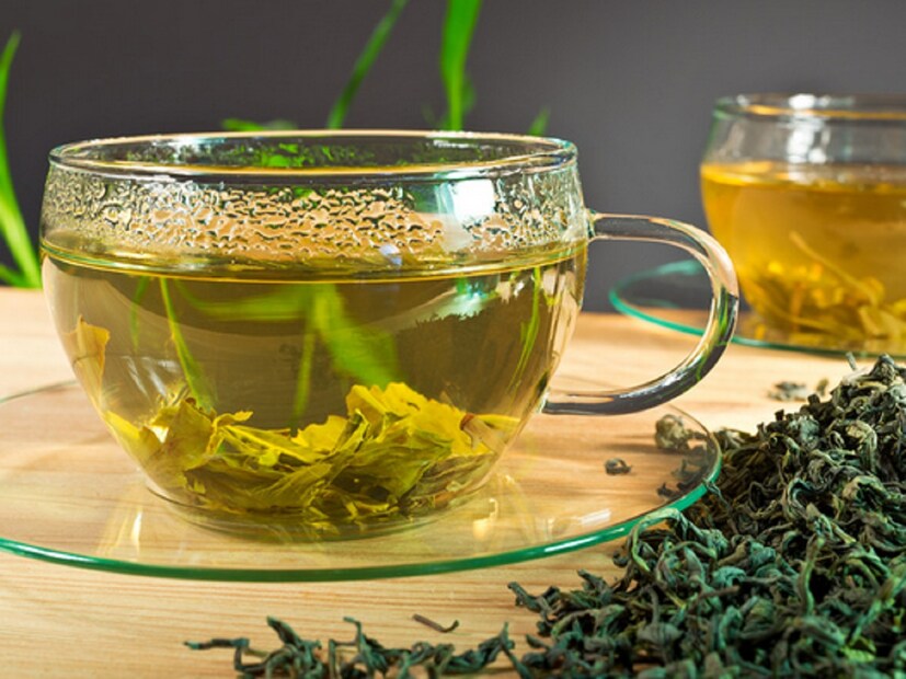 या रिसर्चमध्ये संशोधकांना असं आढळलं की, कॉफीमध्ये अंदाजे 95 ते 200 मिलीग्रॅम कॅफिन आढळतं. ग्रीन टीमध्ये कॅफिनचं प्रमाण 35 मिलीग्रॅम असते. याचा अर्थ ग्रीन टीच्या तुलनेत कॉफीमध्ये जवळपास तिप्पट जास्त कॅफीन आढळतं. त्यामुळे ज्यांना हाय बीपीची समस्या आहे त्यांच्यासाठी कॉफीचं सेवन हानिकारक ठरू शकते. 