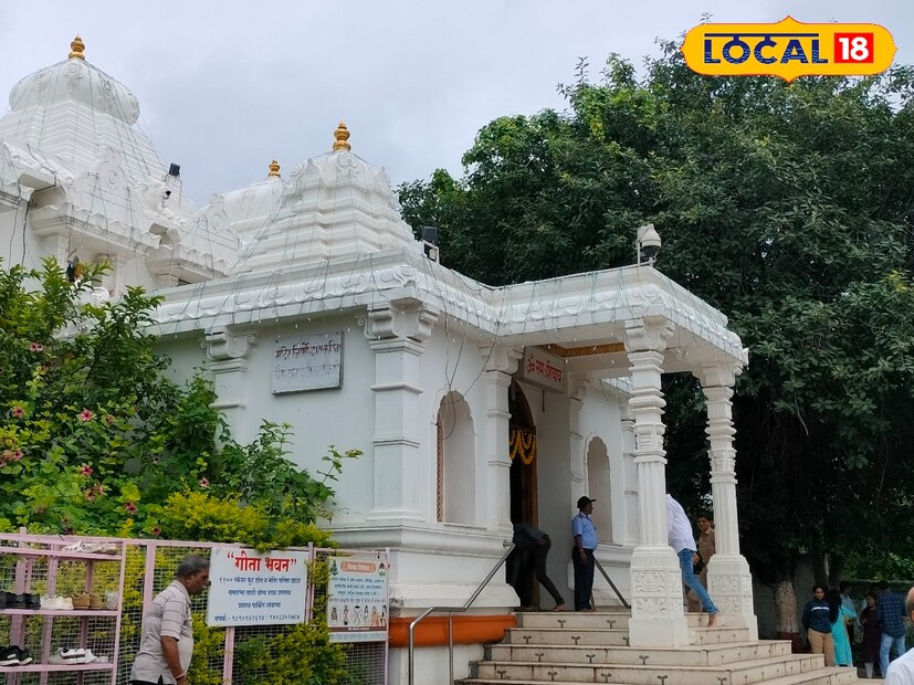 छत्रपती संभाजी नगर शहरातील खडकेश्वर महादेवाच्या मंदिरामध्येही भाविकांनी सकाळपासूनच दर्शन घेण्यासाठी मोठी गर्दी केलेली आहे.