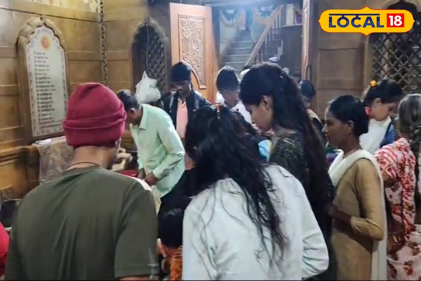 त्यासोबतच मंदिराच्या आतमध्येही रांगेमध्ये भाविकानी दर्शन घेण्यासाठी गर्दी केली आहे.