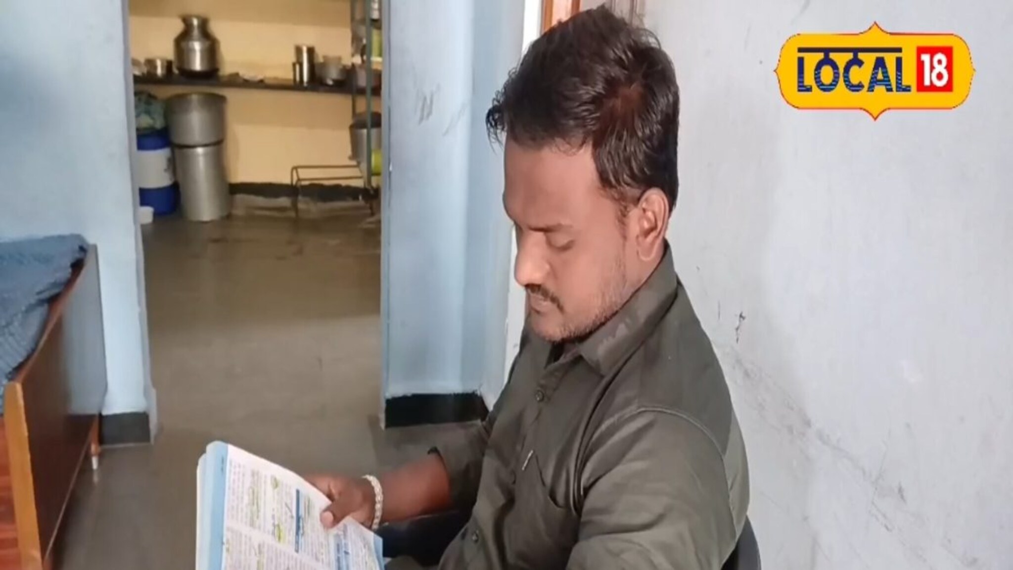 3 वर्षांपूर्वी आईचे निधन, वडील सुरक्षा रक्षक; पण पोरानं करुनचं दाखवलं!, सोलापूरचा रोहित बनला PSI