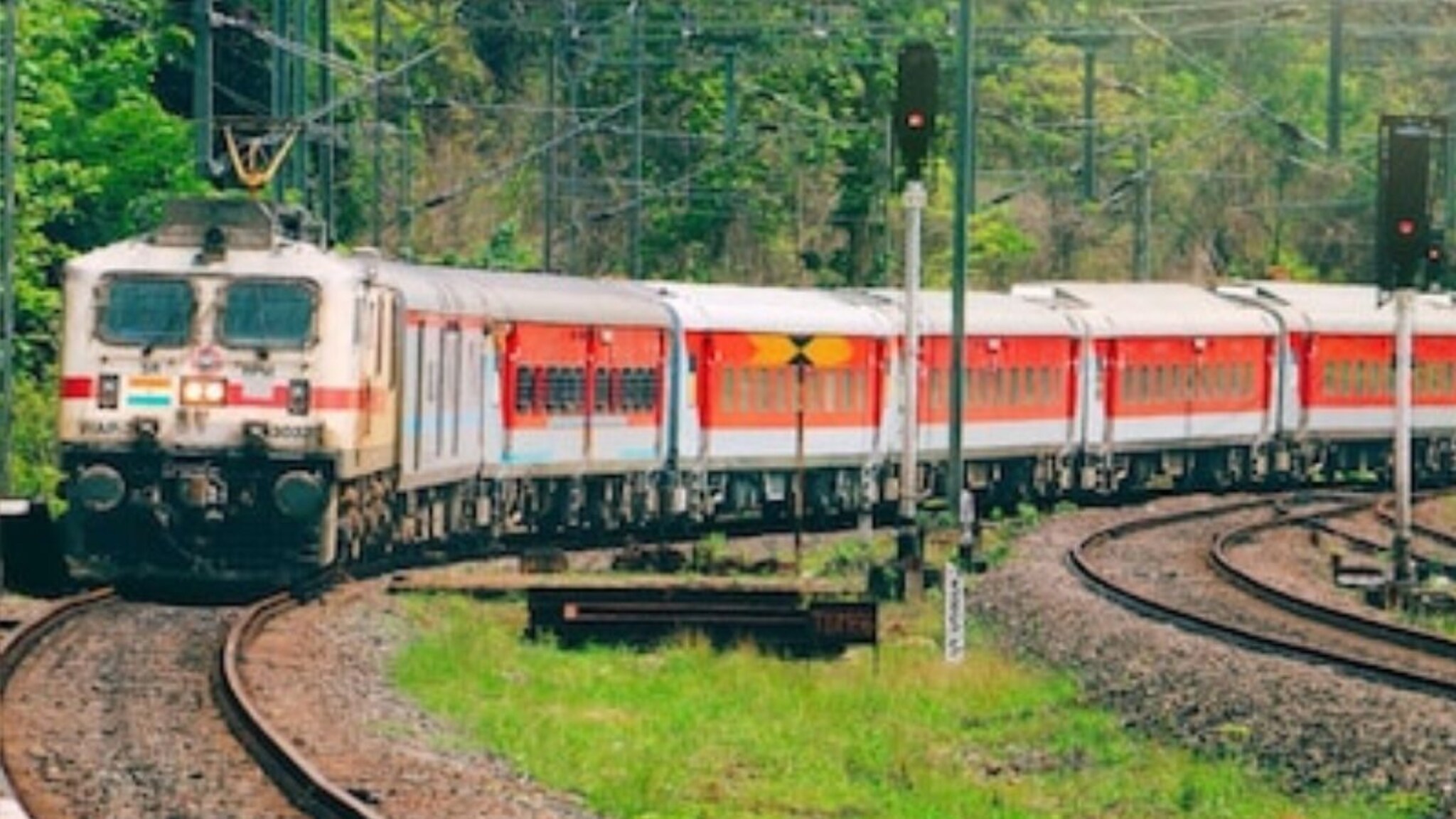 गावी जाणाऱ्या चाकरमान्यांसाठी मोठी बातमी; रेल्वे प्रवाशांना बसणार मोठा फटका