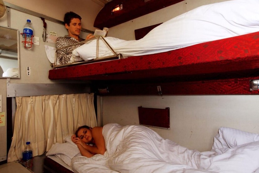 खरंतर हे ट्रेनमधील बेडरोल आणि पिलो कव्हर, तसेच चादर दररोज धुतले जातात आणि ट्रेनमधील प्रत्येक प्रवाशाला ते फ्रेश दिले जातात पांढऱ्या बेडशीटची निवड करून भारतीय रेल्वे प्रवाशांना प्रदान केलेले तागाचे कपडे केवळ निर्जंतुक नसून ते दिसायलाही आकर्षक आहेत याची खात्री करते. (सर्व फोटो : फाइल)