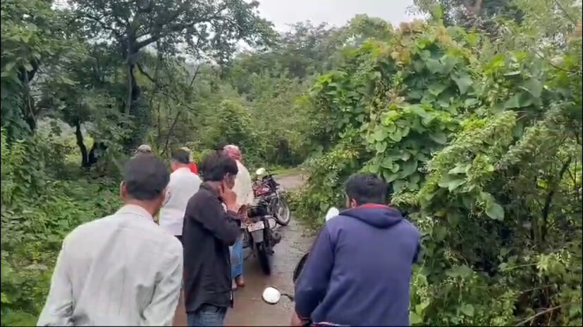 सातारा तालुक्यातील मौजे आसनगाव येथील राकुसलेवाडी गावामध्ये बिबट्या आणि वानराचं पिल्लू मृत अवस्थेत आढळलं आहे. बिबट्या वानराच्या पिल्लाची शिकार करायला आला होता. पण दोघांचाही मृत्यू कसा काय झाला?