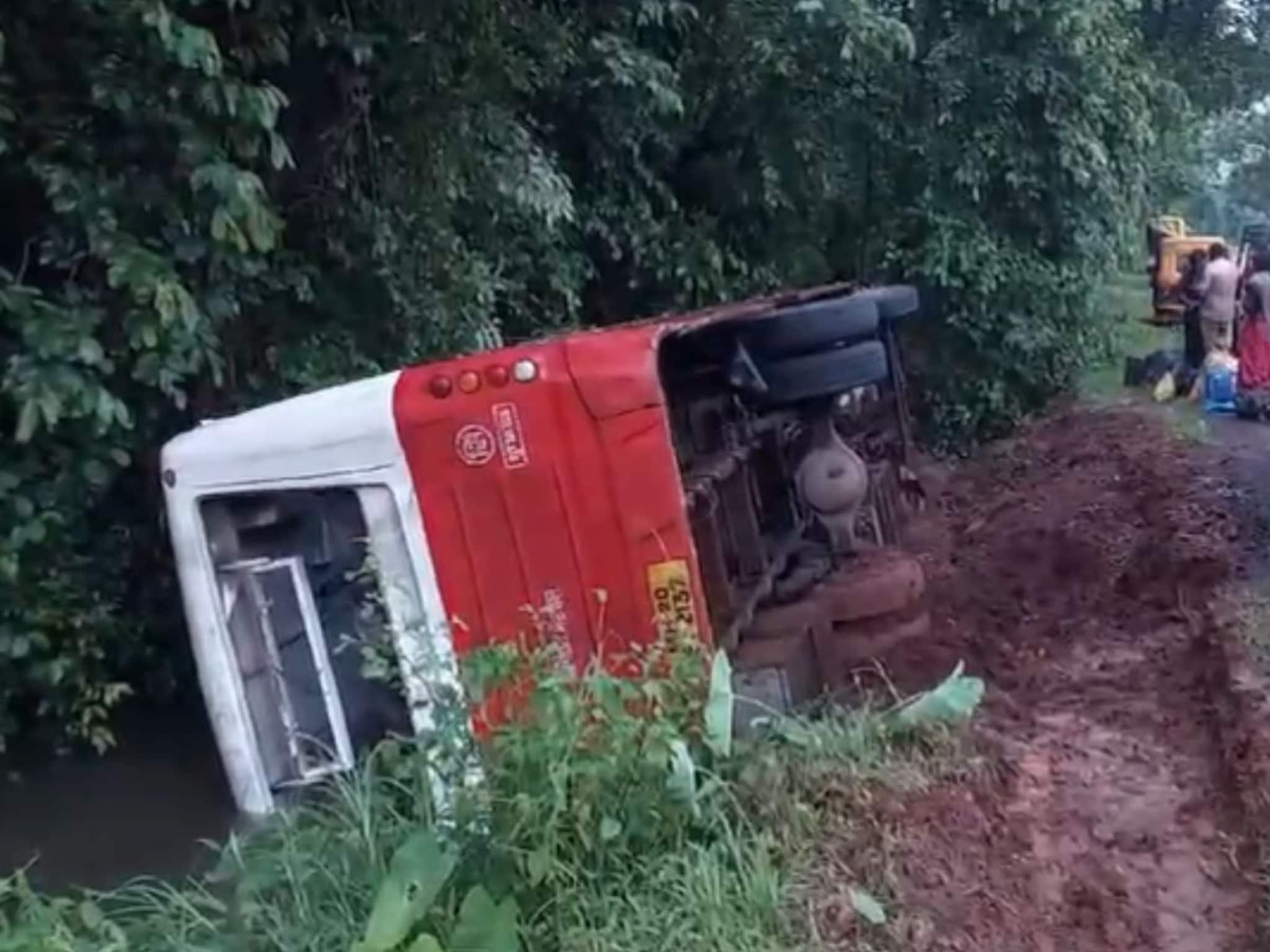 ST bus accident : मोठी बातमी! सिंधुदुर्गमध्ये एसटी बसचा भीषण अपघात; प्रवाशांनी भरलेली बस ओहाळात कोसळली!