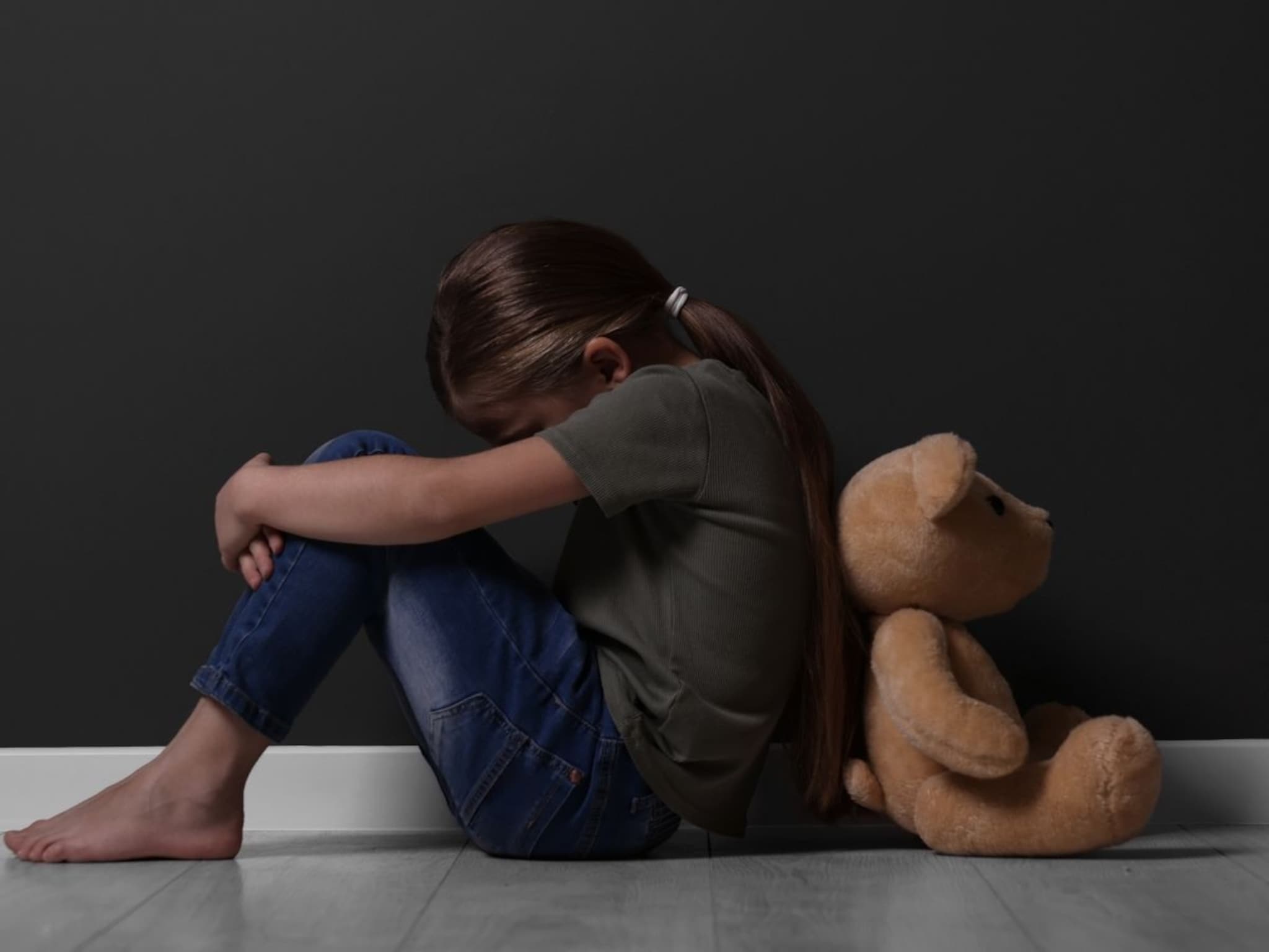 खेळण्याच्या बहाण्याने बेडरुममध्ये नेलं अन्..., सांगलीत चिमुकलीसोबत विकृतीचा कळस